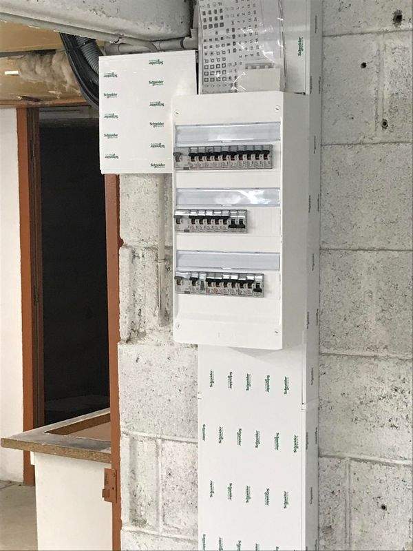 Réalisation complète de vos installations électriques, en neuf ou rénovation.